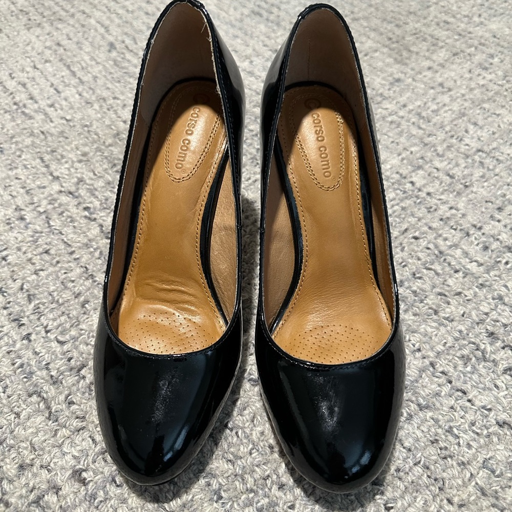 Corso Como. Black patent pumps.